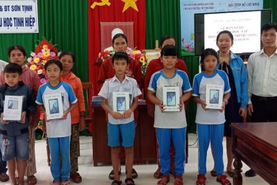 Lễ bàn giao thiết bị học tập theo chương trình “Sóng và máy tính cho em”