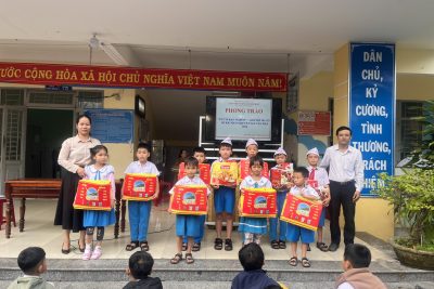 ẤM ÁP NHỮNG PHẦN QUÀ TẾT CHO HỌC SINH NGHÈO